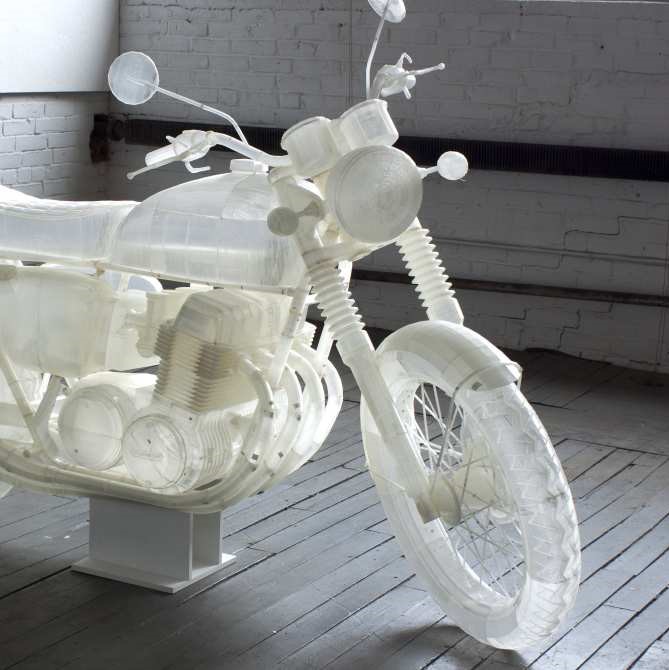 3D 프린트로 만든 유령처럼 속이 비치는 실물 크기의 오토바이