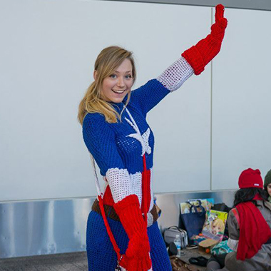 캡틴 아메리카의 유니폼을 뜨개질로 만든 코스플레이어